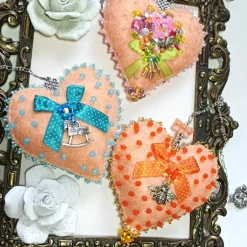 Accessoires|kunstpause Herz beidseitig bestickt Unikat Biene und Schleife – Kinderzimmer Deko in orange apricot Handarbeit
