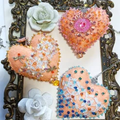 Accessoires|kunstpause Herz beidseitig bestickt Unikat Biene und Schleife – Kinderzimmer Deko in orange apricot Handarbeit