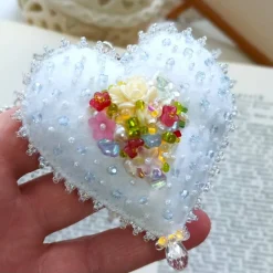 Best Herz mit Rosen als Anhänger Brosche handbestickt – Brautschmuck im Boho Ibiza Stil, Unikatschmuck Brautschmuck