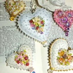 Best Herz mit Rosen als Anhänger Brosche handbestickt – Brautschmuck im Boho Ibiza Stil, Unikatschmuck Brautschmuck