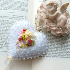 Best Herz mit Rosen als Anhänger Brosche handbestickt – Brautschmuck im Boho Ibiza Stil, Unikatschmuck Brautschmuck