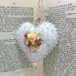 Best Herz mit Rosen als Anhänger Brosche handbestickt – Brautschmuck im Boho Ibiza Stil, Unikatschmuck Brautschmuck