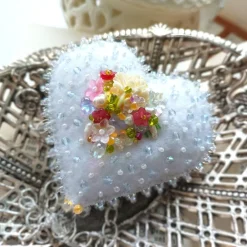 Best Herz mit Rosen als Anhänger Brosche handbestickt – Brautschmuck im Boho Ibiza Stil, Unikatschmuck Brautschmuck