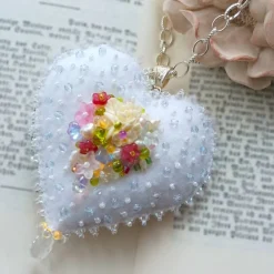 Best Herz mit Rosen als Anhänger Brosche handbestickt – Brautschmuck im Boho Ibiza Stil, Unikatschmuck Brautschmuck