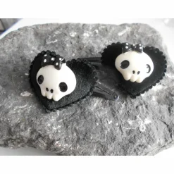 Schmuck|Punkrockdesign Herz Stoff samt Haarklammern, Paar, schwarz mit großen Totenköpfen