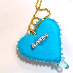 New Herz türkis mit roten Rosen als Anhänger Brosche handbestickt – Brautschmuck im Boho Ibiza Stil, Trachtenschmuck Brautschmuck