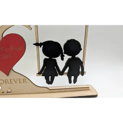 Hot Herzensschaukel 2 – Personalisiertes 3D-Holzdisplay mit beweglichen Elementen & Gravur Valentinstagsgeschenke