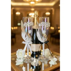 Sale Hochzeits-Champagnergläser „Love Sparkle“ – Handverzierte Sektgläser mit Perlen, AB-Schimmer & Federn im Brautpaar-Look Hochzeitsdeko