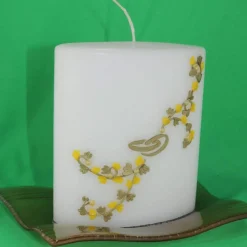 Hochzeitskerzen|Kreativatelier A & V Hochzeitskerze Blumenranke, ovale Formenkerze, gelb/gold mit Ringen, Sonderform, Hochzeitsgeschenk Kerze, personalisierb