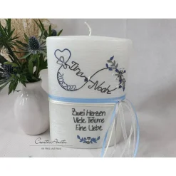 Hochzeitskerzen|CreativAnita Hochzeitskerze in Perlmutt-Weiß - oval - mit Unendlichkeitszeichen, Herzen und Blättern in grau-blau-weiß - personalisie