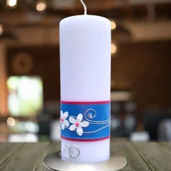 Hochzeitskerzen|Kreativatelier A & V Hochzeitskerze mit blauem Band, weißen Blumen und silbernen Ringen, personalisierbar, stilvolle Hochzeitsdeko