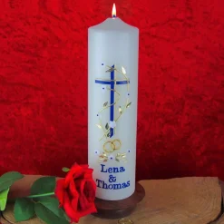 Hochzeitskerzen|Kreativatelier A & V Hochzeitskerze mit Enzian-Kreuz, personalisierbar, elfenbein mit goldenen Trauringen und Blütenranke, Hochzeitsdeko