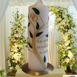 Hochzeitskerzen|Kreativatelier A & V Hochzeitskerze weiß mit goldenen und grünen Blattranken, personalisierbar, edle Traukerze für Hochzeitsdeko und Geschenk