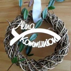 Holz-Schriftzug "Kommunion" mit Name in Fisch Ichtys für Türkranz, individualisiert Dekoration