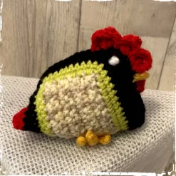 Best Huhn/Henne in liebevoller Handarbeit hergestellt mit vielen Details - ca. 13 cm hoch - gehäkelt! Osterdeko