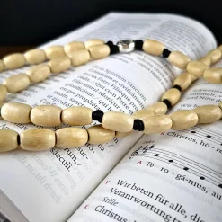 Rosenkränze|Tinas Schmucktruhe Katholischer Rosenkranz aus Holzperlen – handgeknüpft mit individueller Kreuzauswahl