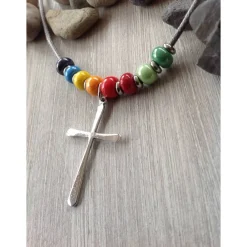 Kinderkette mit einem schlichten Kreuz und Rocailles in Regenbogenfarben Schmuck