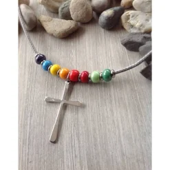 Kinderkette mit einem schlichten Kreuz und Rocailles in Regenbogenfarben Schmuck