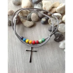 Kinderkette mit einem schlichten Kreuz und Rocailles in Regenbogenfarben Schmuck