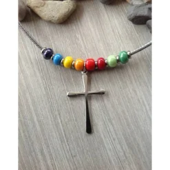 Kinderkette mit einem schlichten Kreuz und Rocailles in Regenbogenfarben Schmuck