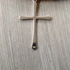 Kinderkette mit einem schlichten Kreuz und Rocailles in Regenbogenfarben Schmuck