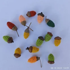 Herbst|Hexenmasche kleine gehäkelte Eicheln