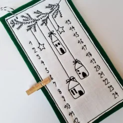 Online Kleiner Adventskalender aus Filz in grün, bestickt - "Häuschen" - von Adventskalender