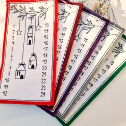 Online Kleiner Adventskalender aus Filz in grün, bestickt - "Häuschen" - von Adventskalender