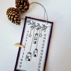Online Kleiner Adventskalender aus Filz in lila, bestickt - "Häuschen" - von Adventskalender