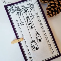 Online Kleiner Adventskalender aus Filz in lila, bestickt - "Häuschen" - von Adventskalender