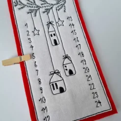 Outlet Kleiner Adventskalender aus Filz in rot, bestickt - "Häuschen" - von Adventskalender