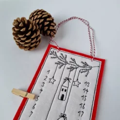Outlet Kleiner Adventskalender aus Filz in rot, bestickt - "Häuschen" - von Adventskalender