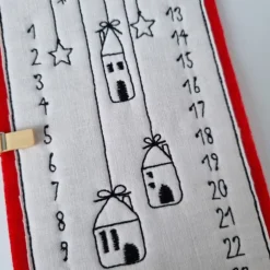 Outlet Kleiner Adventskalender aus Filz in rot, bestickt - 