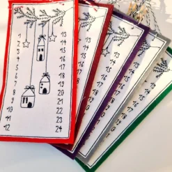 Outlet Kleiner Adventskalender aus Filz in rot, bestickt - 