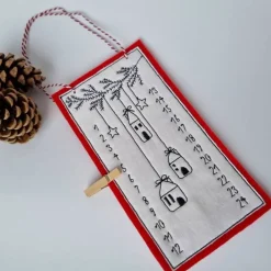 Outlet Kleiner Adventskalender aus Filz in rot, bestickt - 
