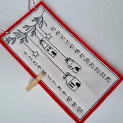 Outlet Kleiner Adventskalender aus Filz in rot, bestickt - 