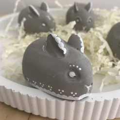 Discount Kleiner Osterhase aus Beton, grau oder weiß, bemalt weiß oder neon, ca. 5,5 cm Osterhasen