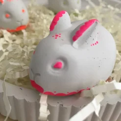 Discount Kleiner Osterhase aus Beton, grau oder weiß, bemalt weiß oder neon, ca. 5,5 cm Osterhasen
