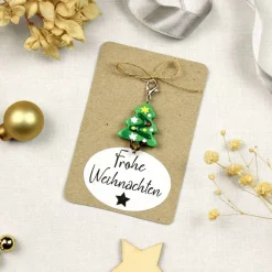 Weihnachtsgeschenke|MiMaKäfer Kleines Weihnachtsgeschenk – Glas Tannenbaum Anhänger mit Karabiner auf Karte