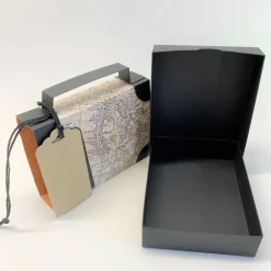Outlet Koffer aus Karton – Handgemachte Geschenkverpackung für Urlaub, Reisegutschein oder Geldgeschenk (15x11x3,5cm) Geschenkverpackungen