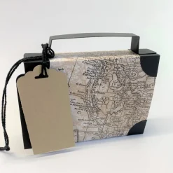 Outlet Koffer aus Karton – Handgemachte Geschenkverpackung für Urlaub, Reisegutschein oder Geldgeschenk (15x11x3,5cm) Geschenkverpackungen