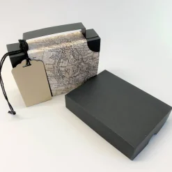 Outlet Koffer aus Karton – Handgemachte Geschenkverpackung für Urlaub, Reisegutschein oder Geldgeschenk (15x11x3,5cm) Geschenkverpackungen