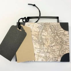 Outlet Koffer aus Karton – Handgemachte Geschenkverpackung für Urlaub, Reisegutschein oder Geldgeschenk (15x11x3,5cm) Geschenkverpackungen