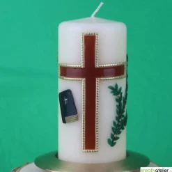 Hot Konfirmationskerze in Elfenbein mit braunem Kreuz & Bibel – Optional mit Konfirmationsspruch Dekoration