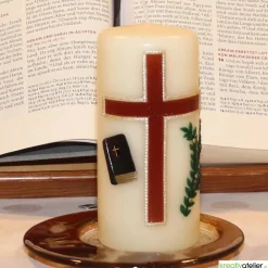 Hot Konfirmationskerze in Elfenbein mit braunem Kreuz & Bibel – Optional mit Konfirmationsspruch Dekoration