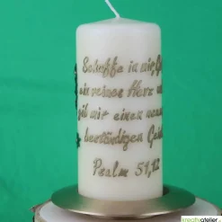 Hot Konfirmationskerze in Elfenbein mit braunem Kreuz & Bibel – Optional mit Konfirmationsspruch Dekoration