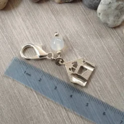 Hot 'Krippe to go' Anhänger mit Friedensachatperle – handlicher Krippenstall aus Metall Krippen