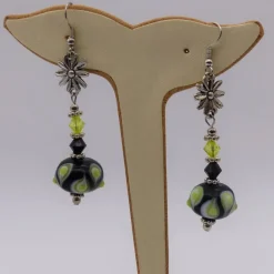 Trachtenschmuck|kunstmitperlen lange Ohrhänger silber mit großer Glasperle in grün weiß schwarz, Ohrringe, Ohrschmuck, Schmuck