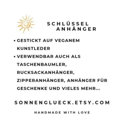 Online Lederhose Schlüsselanhänger gestickt – Tracht Taschenbaumler Geschenk aus braunem Kunstleder Trachtenmode