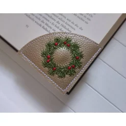Hot Lesezeichen Weihnachts Kranz gestickt aus Kunstleder gold – Geschenkidee Weihnachten & Adventskalender Weihnachtsgeschenke